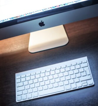 Mesa de trabalho com computador, associada à postura que causa dor no pescoço
