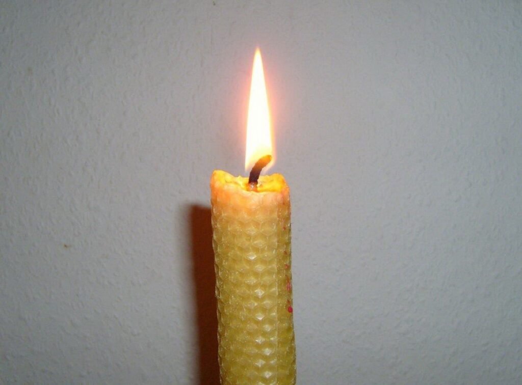 Vela de cera acesa em ambiente doméstico